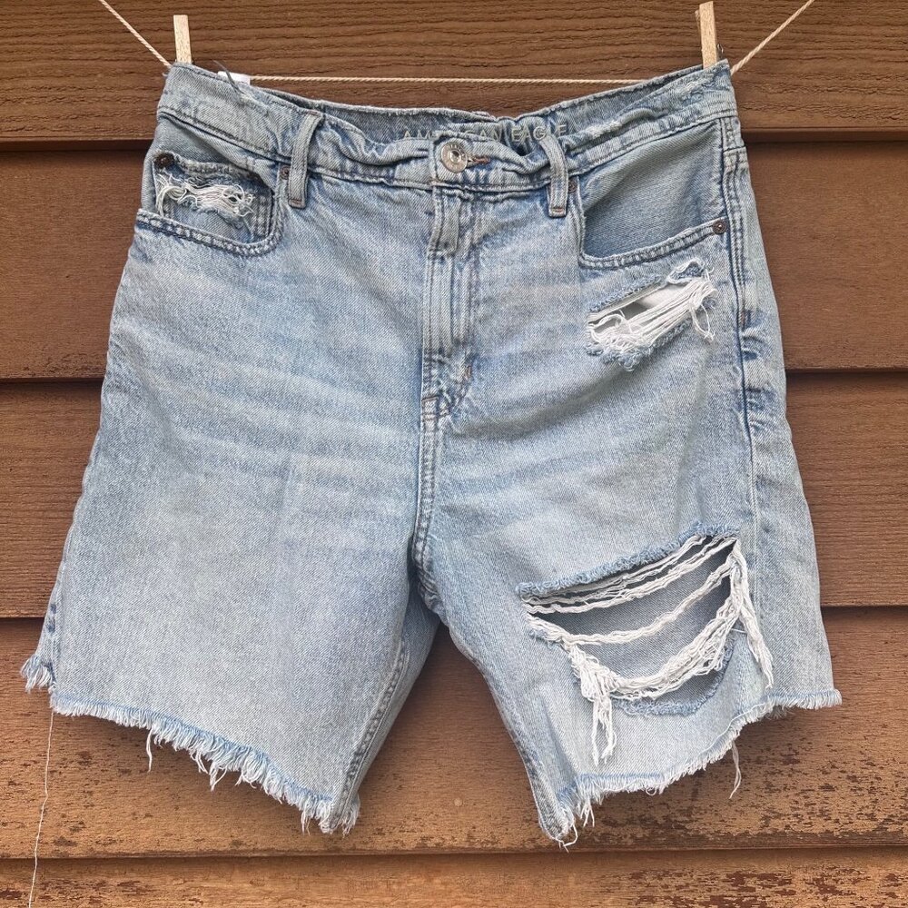 American Eagle Womens Skater Shorts Size 8 Light Wash Distressed Denim Ripped De - Picture 1 of 9